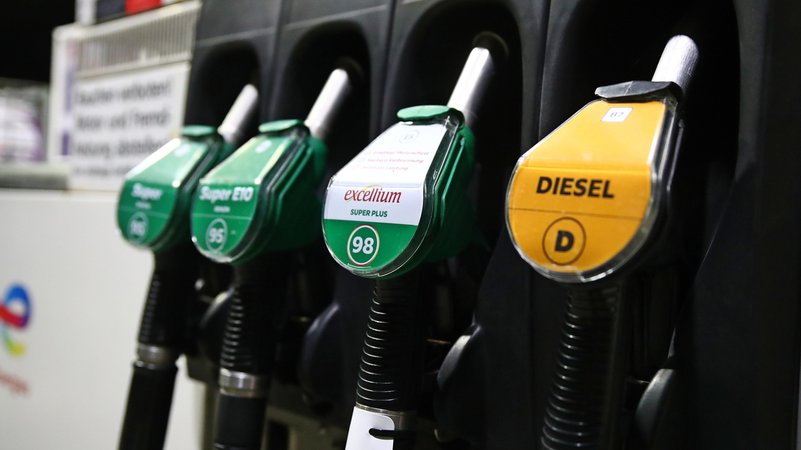 Das Maßnahmenpaket gegen die Preisanstiege bei Diesel und Benzin befindet sich laut Wirtschaftsministerin Reiche auf der Zielgeraden. | Bild: pa/dpa/Steven Mohr Das Maßnahmenpaket gegen die Preisanstiege bei Diesel und Benzin befindet sich laut Wirtschaftsministerin Reiche auf der Zielgeraden.