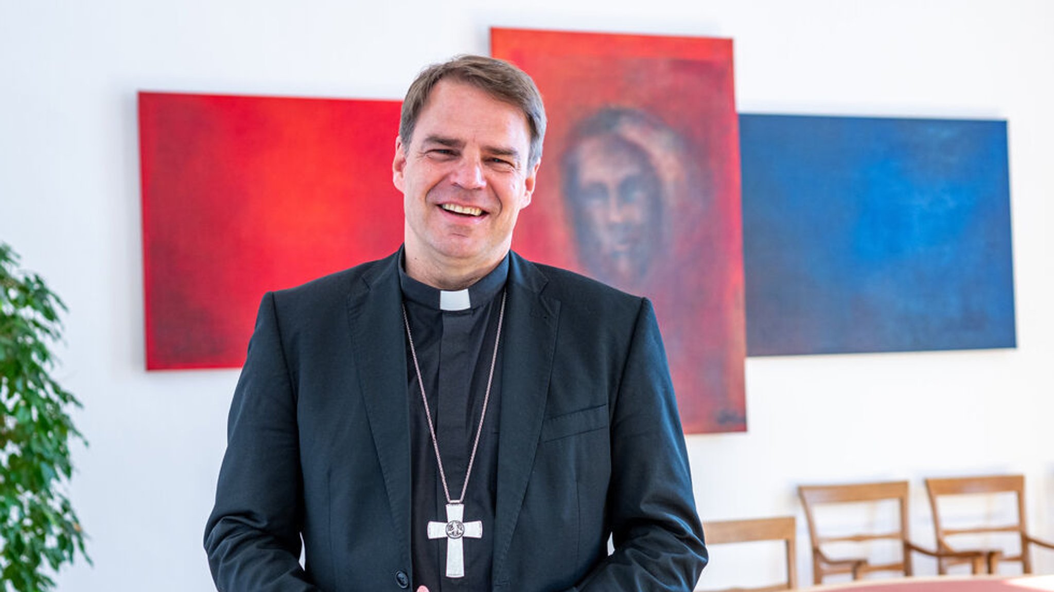 PRODUKTION - 06.06.2024, Bayern, Passau: Stefan Oster, Bischof von Passau, aufgenommen im Bischöflichen Ordinariat des Bistums Passau. (zu dpa: «Sportbischof hofft auf «gute Spiele, Fairness, gutes Miteinander»») Foto: Armin Weigel/dpa +++ dpa-Bildfunk +++