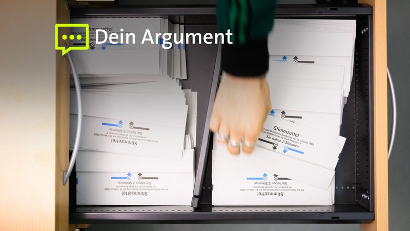 Ein Hand greift nach Stimmzetteln. | Bild: dpa-Bildfunk/Julian Stratenschulte Ein Hand greift nach Stimmzetteln.