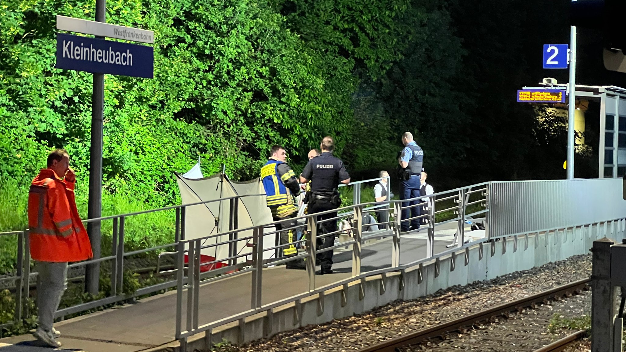 Auseinandersetzung an Bahnsteig: Zwei Männer stürzen vor einfahrenden Zug und werden tödlich verletzt