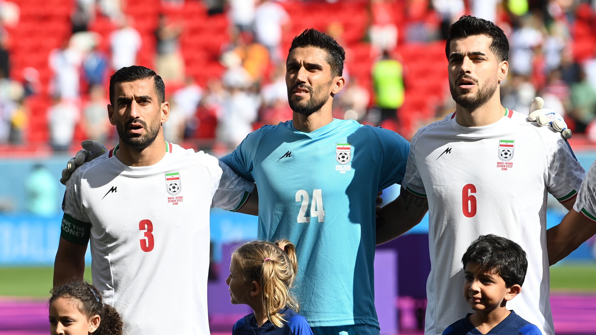 Iranische Nationalspieler singen Hymne