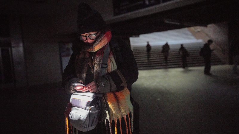 Berlinerin mit Handylicht im Bahnhof Wannsee nach dem Stromausfall. | Bild: pa/dpa/Michael Kappeler Berlinerin mit Handylicht im Bahnhof Wannsee nach dem Stromausfall.