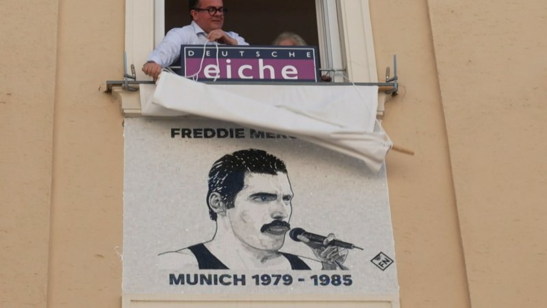 Die Enthüllung des Mercury-Mosaiks an der Deutschen Eiche am 5. September 2024 | Bild: BR - Bayerischer Rundfunk Die Enthüllung des Mercury-Mosaiks an der Deutschen Eiche am 5. September 2024