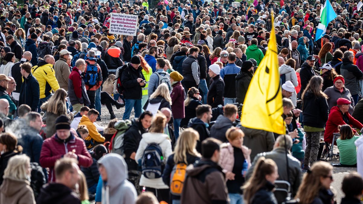 Querdenker Demo In Stuttgart Journalisten Angegriffen Br24