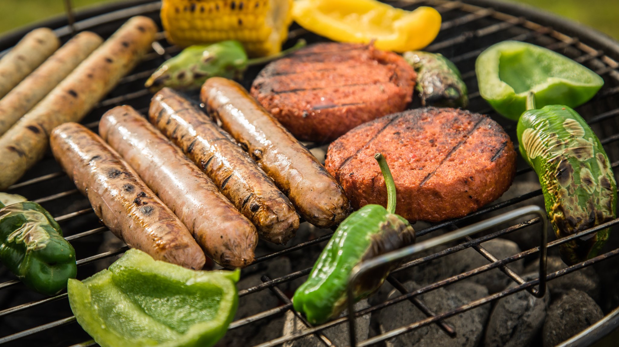 Vegane Fleischersatzprodukte und Gemüse werden am 09.05.2021 in Wittenberge gegrillt.