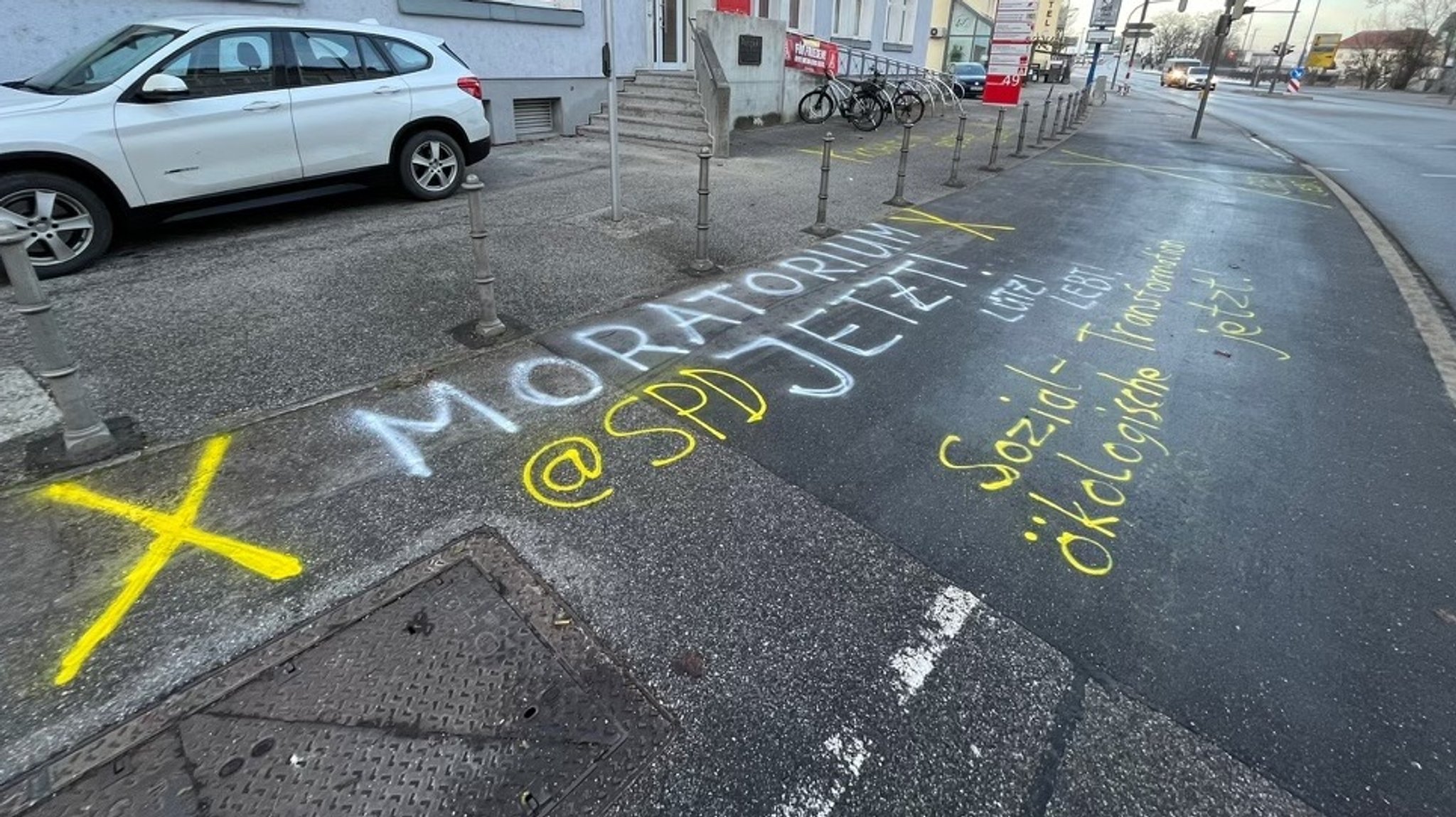 Parolen vor den Büros der Ampel-Parteien in Landshut