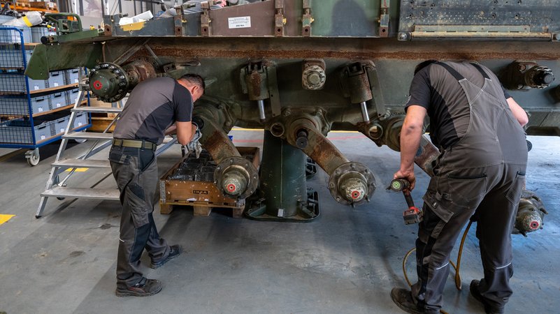 Mitarbeiter aus der Rüstungsindustrie bei der Arbeit. | Bild: picture alliance/dpa | Philipp Schulze Mitarbeiter aus der Rüstungsindustrie bei der Arbeit.