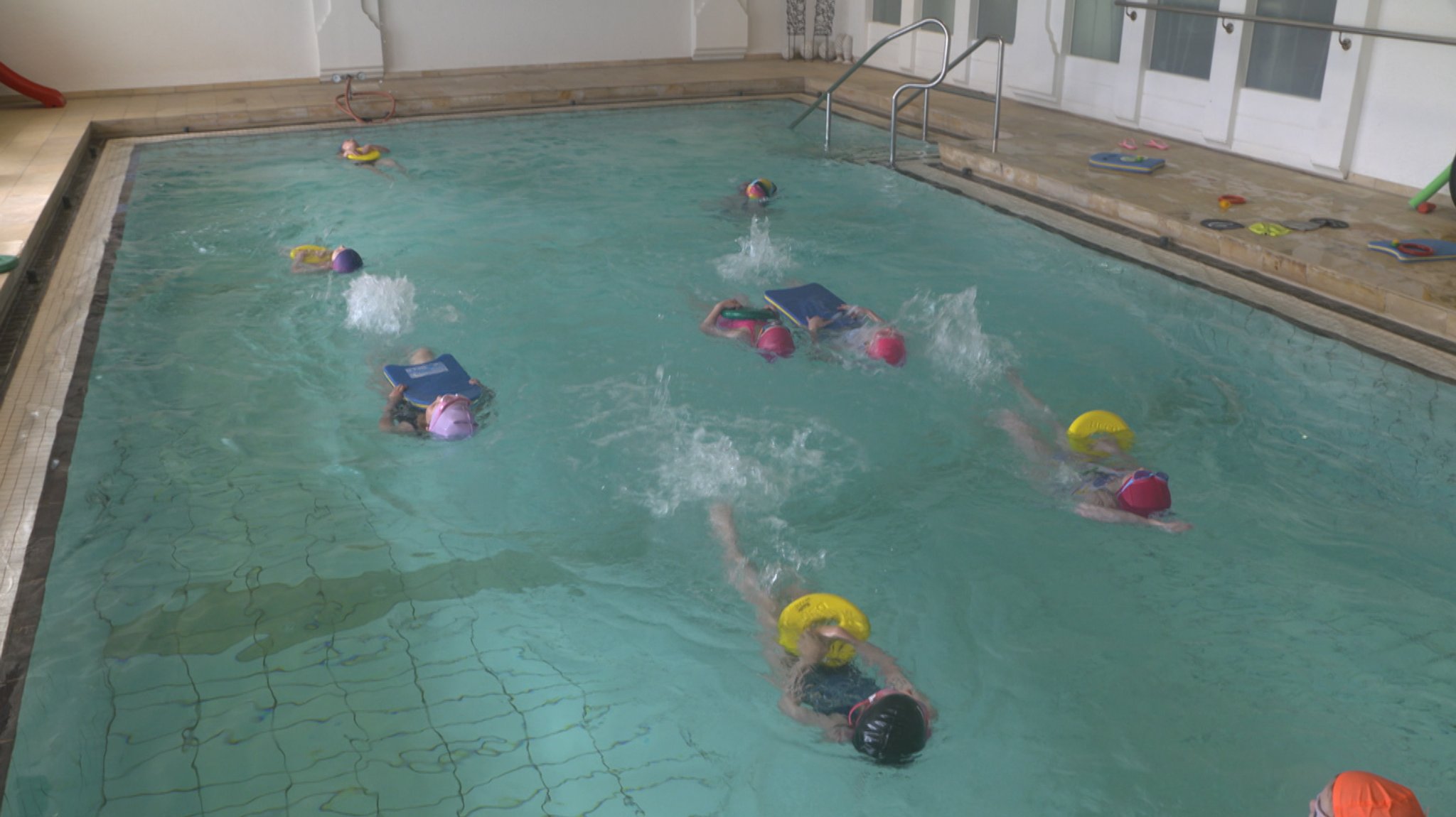 Nur jeder zweite Grundschüler kann schwimmen.