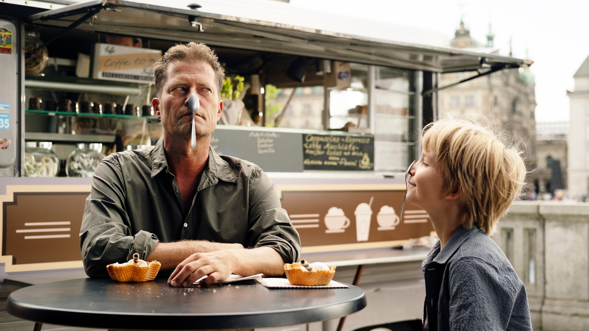 Vater Kurt (Til Schweiger) genießt Herumblödeln mit Sohn Kurt in "Lieber Kurt" nach dem Roman von Sarah Kuttner (Filmszene).