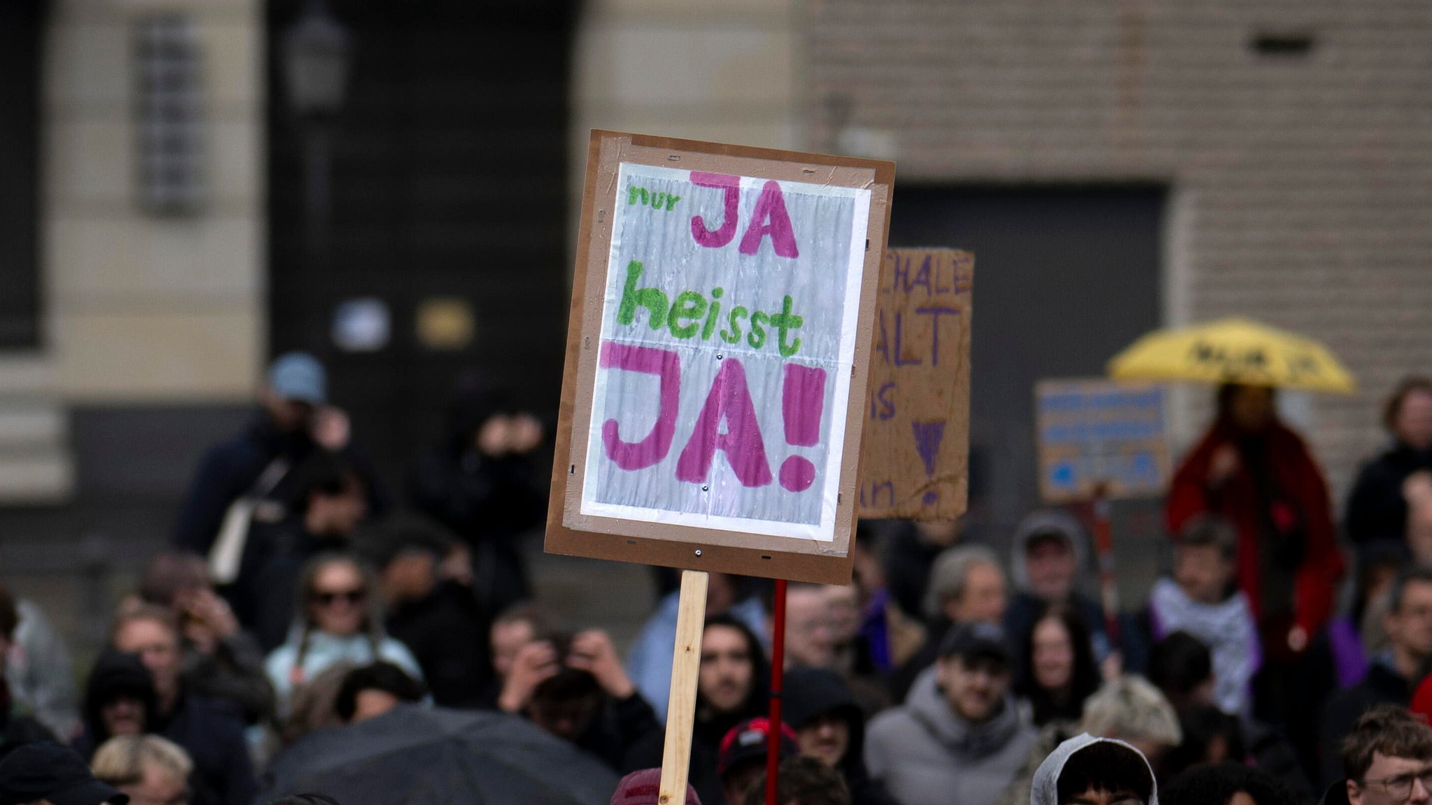 Menschen auf einer Demonstration. Auf einem Demo-Schild steht: Nur Ja heißt Ja. (Archivbild) | Bild: picture alliance / Ipon|Stefan Boness Menschen auf einer Demonstration. Auf einem Demo-Schild steht: Nur Ja heißt Ja. (Archivbild)