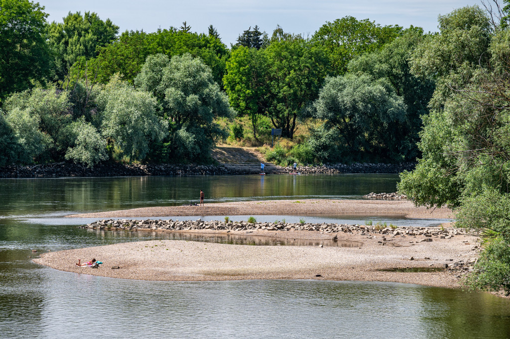Kies liegt am Ufer der Niedrigwasser führenden Donau