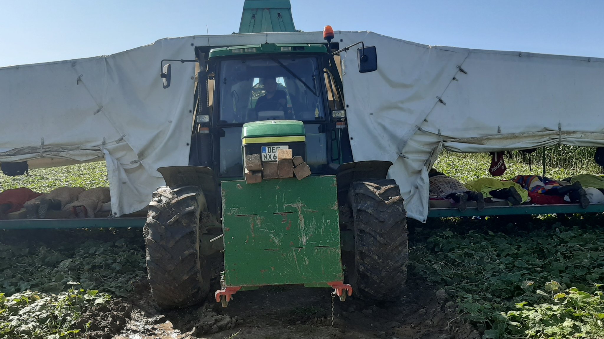 Der Traktor im Zentrum des Gurkenfliegers