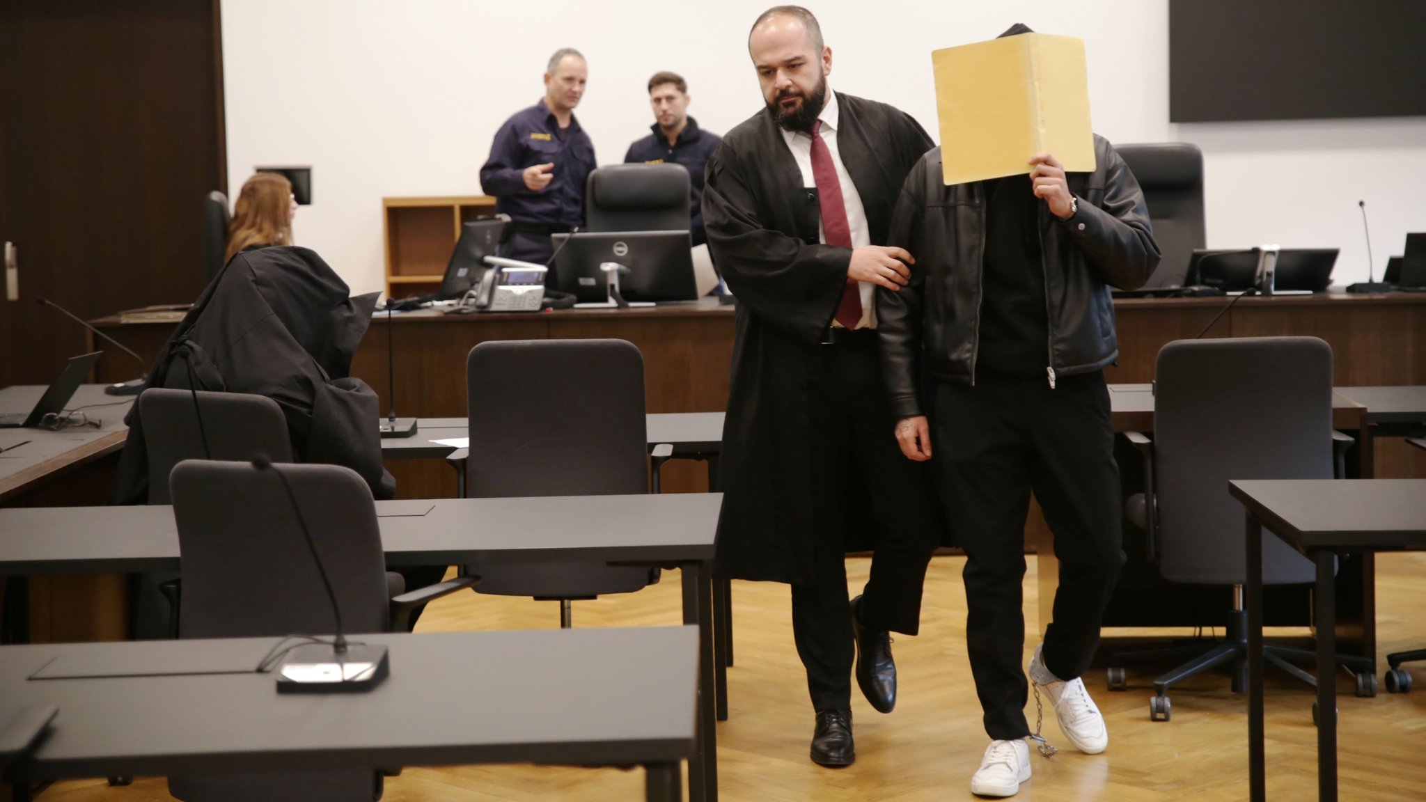 Der Anwalt führt seinen Mandanten ins Gericht (Archivbild vom 5.11.2025). | Bild: BR24 / Pogner Der Anwalt führt seinen Mandanten ins Gericht (Archivbild vom 5.11.2025).