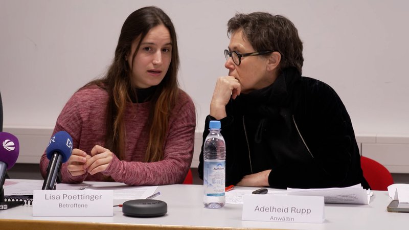 Lisa Poettinger mit Anwältin Adelheid Rupp | Bild: BR Lisa Poettinger mit Anwältin Adelheid Rupp