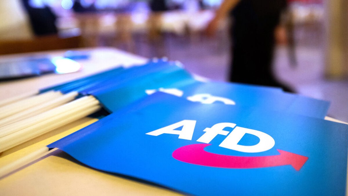ARCHIV - 24.11.2018, Bayern, Greding: Fähnchen mit dem Logo der AfD liegen beim Landesparteitag der AfD Bayern auf einem Tisch. 
