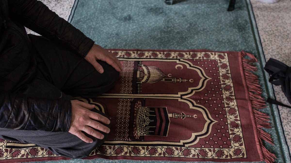 Ein Muslim verrichtet das Freitagsgebet in einer Moschee