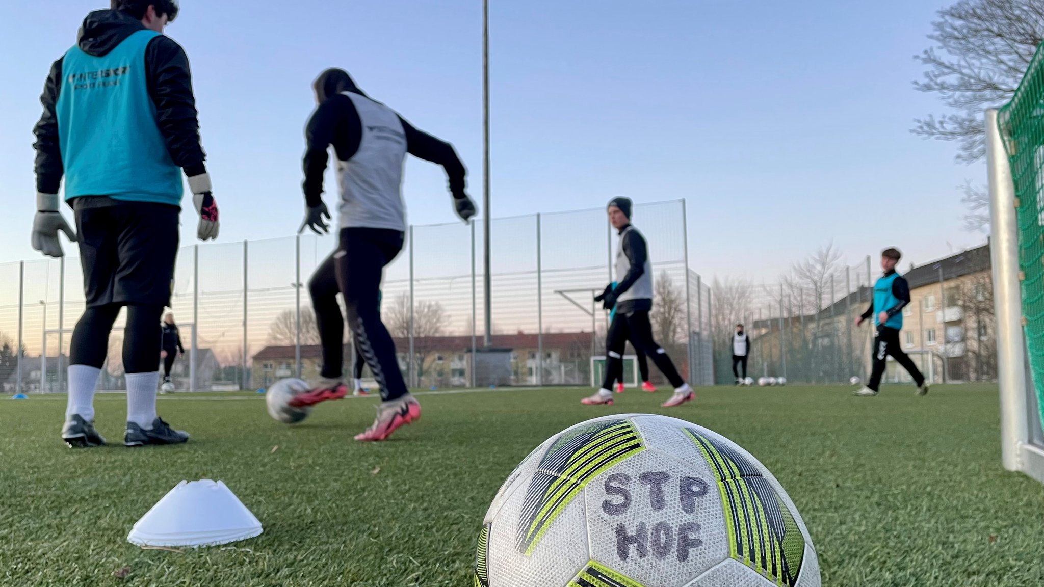 Jugendliche beim Fußballtraining.