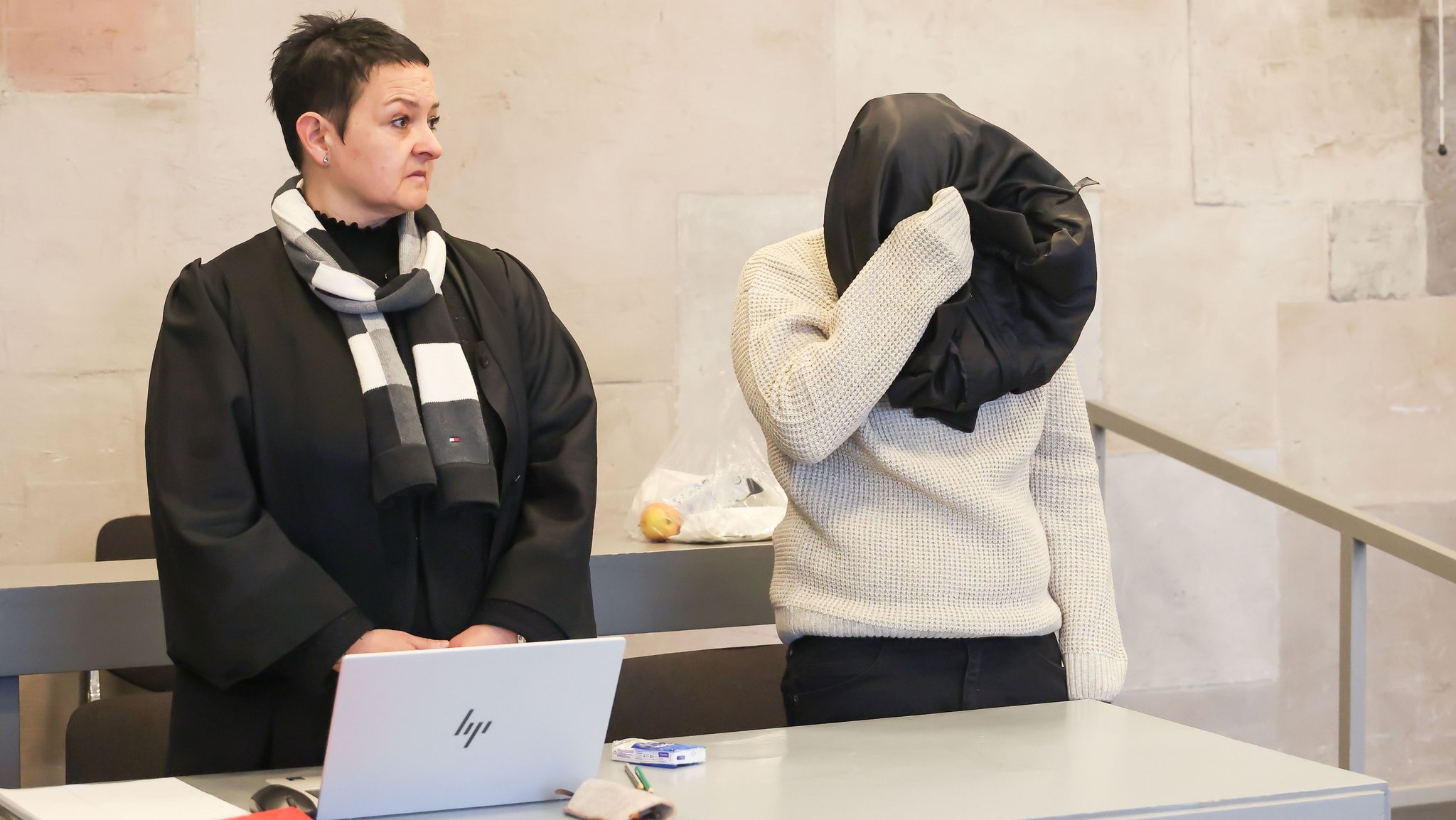 Die 19-Jährige mit ihrer Verteidigung zum Prozessauftakt am Landgericht Ansbach