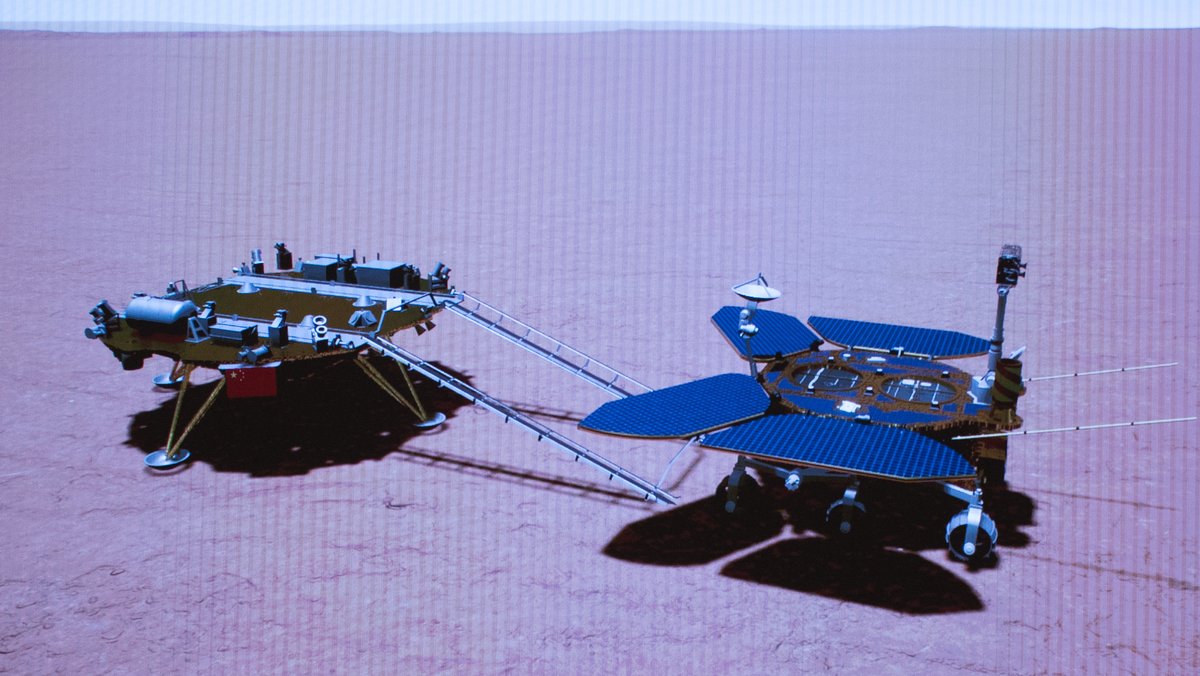 Der chinesische Mars-Rover Zhurong rollt am 22. Mai 2021 von seiner Landeplattform (Simulation).