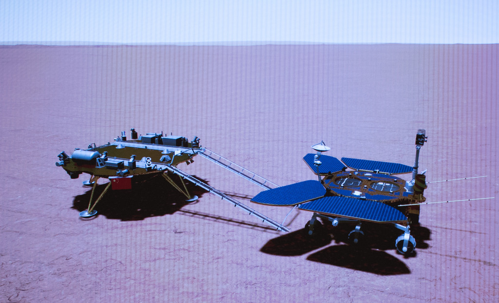 Der chinesische Mars-Rover Zhurong rollt am 22. Mai 2021 von seiner Landeplattform (Simulation).