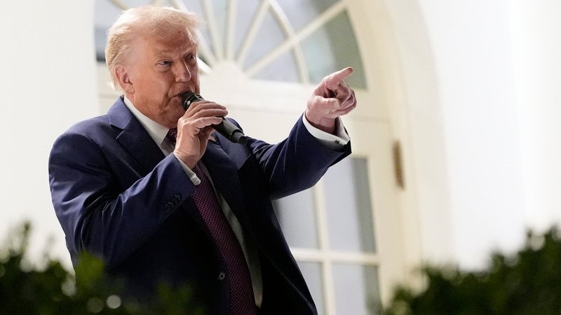 (Archivbild) US-Präsident Donald Trump spricht bei einem Abendessen im Rosengarten des Weißen Hauses. | Bild: dpa-Bildfunk/Alex Brandon (Archivbild) US-Präsident Donald Trump spricht bei einem Abendessen im Rosengarten des Weißen Hauses.