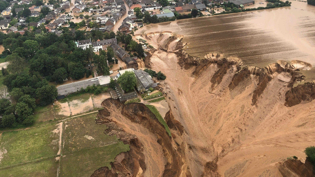 Hochwasser-Zerstörungen in Erftstadt-Blessem am 15.07.2021 nach Starkregen und Hochwasser. Das Wasser ist in eine Kiesgrube hineingeflossen und führt zu massiver Erosion, die einen ganzen Ort bedroht.