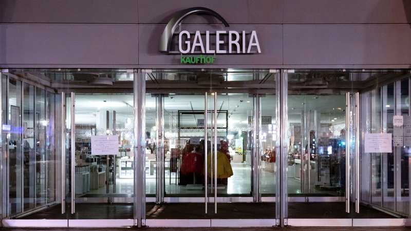Das Logo von Galeria Karstadt Kaufhof ist an einer Filiale zu sehen.