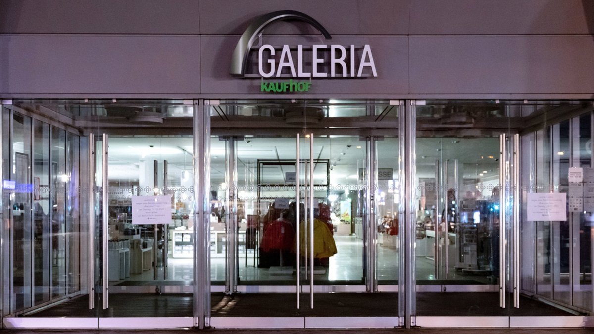 Das Logo von Galeria Karstadt Kaufhof ist an einer Filiale zu sehen.