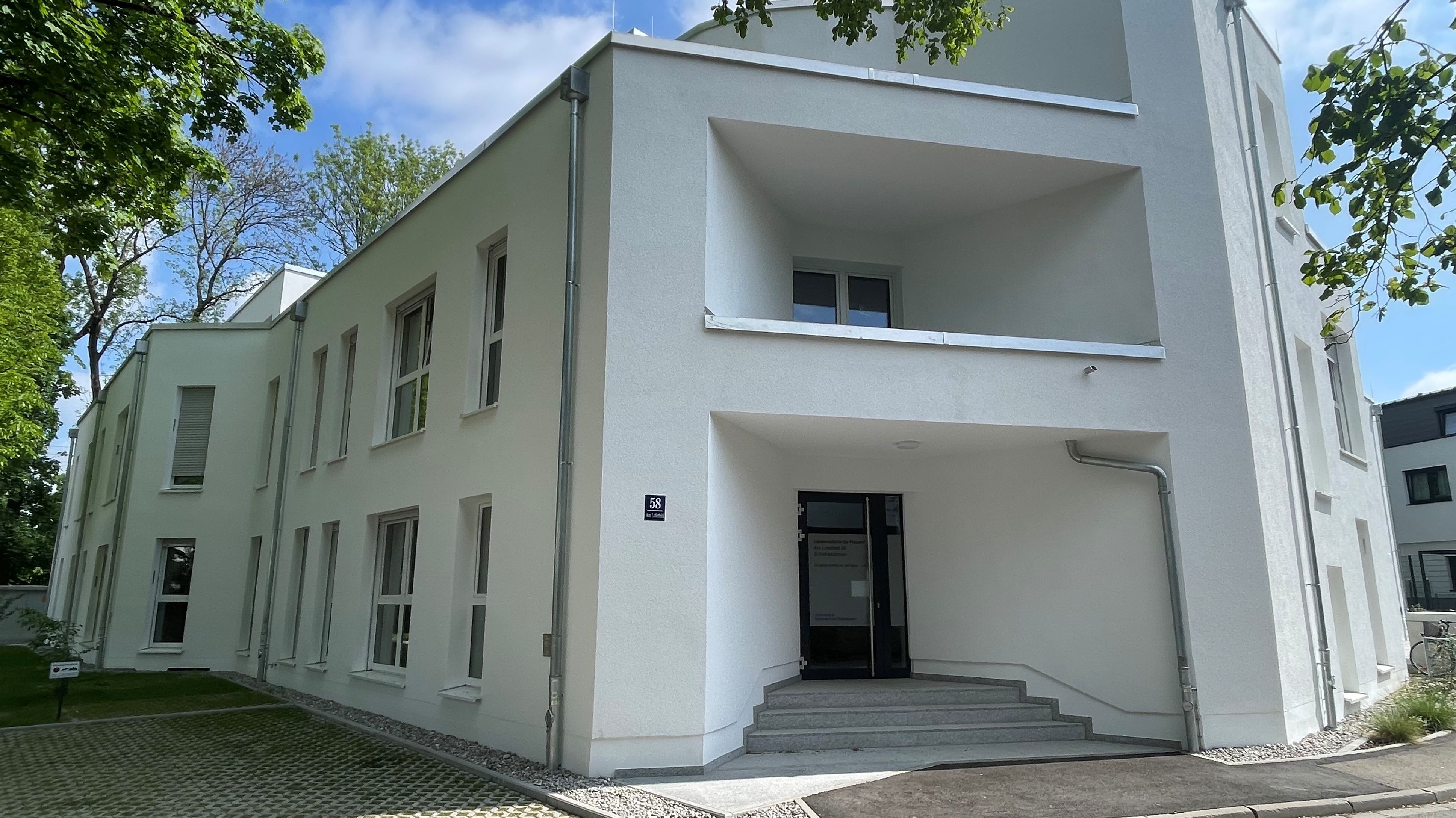 Umgebaute Büro-Wohnungen für obdachlose Frauen