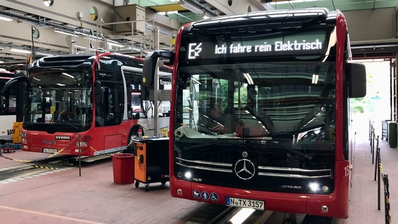 Ein E-Bus aus Nürnberg ist zu sehen. Er steht hier im Betriebshof. | Bild: BR/Michael Reiner Ein E-Bus aus Nürnberg ist zu sehen. Er steht hier im Betriebshof.