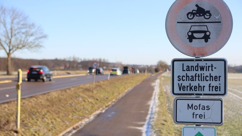 Ein Militärauto der US-Army hat bei Ansbach eine Fußgängerin überfahren. | Bild: News5/Felix Besold Ein Militärauto der US-Army hat bei Ansbach eine Fußgängerin überfahren.