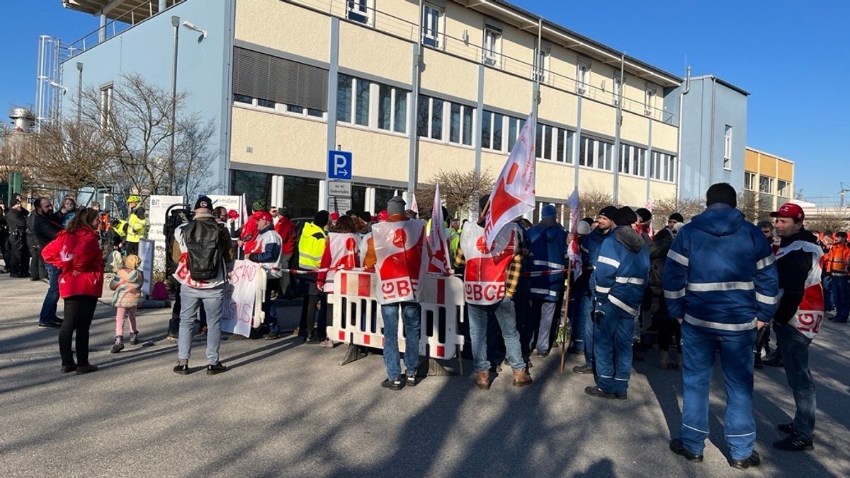 Etwa 200 Demonstrierende haben sich am Donnerstagnachmittag beim Eintreffen von Ministerpräsident Markus Söder am Chemiepark Gendorf versammelt.