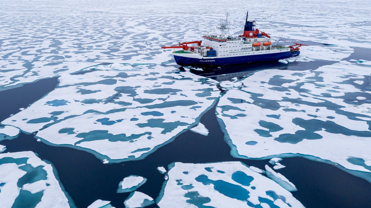 Forschungsschiff "Polarstern" zwischen Eisplatten