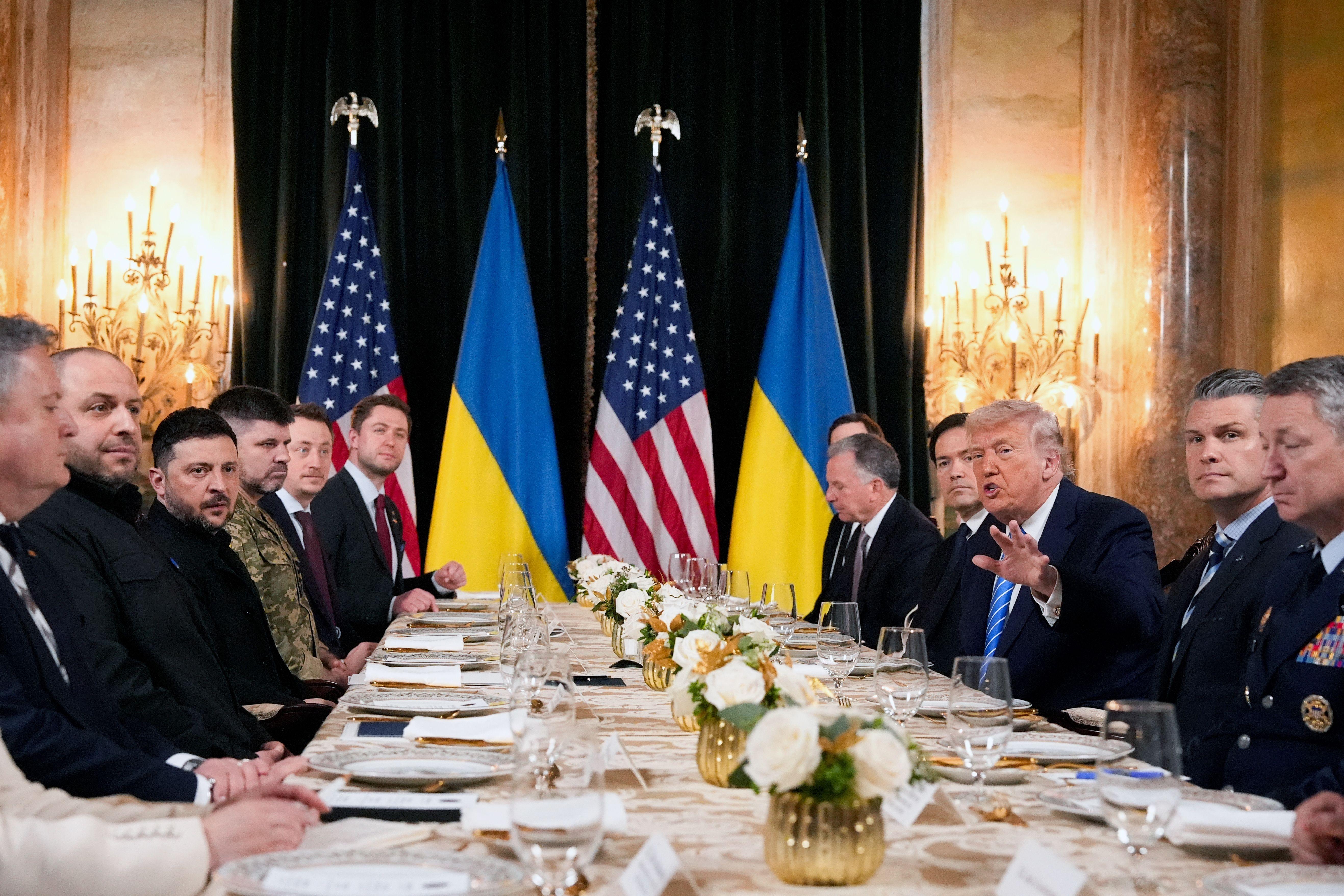 US-Präsident Donald Trump (3.v.r) trifft sich mit Wolodymyr Selenskyj (3.v.l), Präsident der Ukraine in seinem Club Mar-a-Lago.