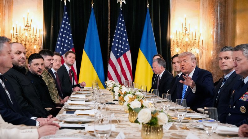US-Präsident Donald Trump (3.v.r) trifft sich mit Wolodymyr Selenskyj (3.v.l), Präsident der Ukraine in seinem Club Mar-a-Lago. | Bild: dpa-Bildfunk/Alex Brandon US-Präsident Donald Trump (3.v.r) trifft sich mit Wolodymyr Selenskyj (3.v.l), Präsident der Ukraine in seinem Club Mar-a-Lago.