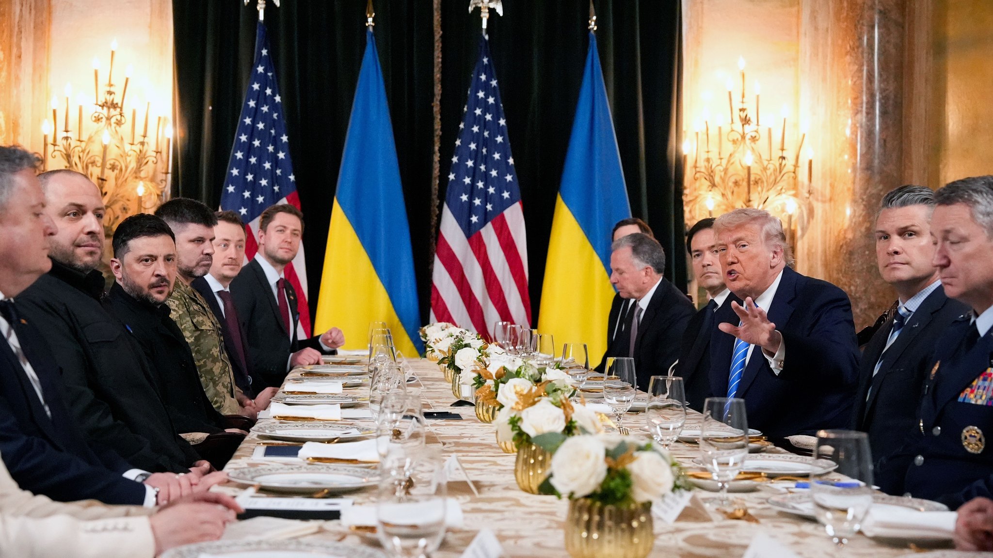 US-Präsident Donald Trump (3.v.r) trifft sich mit Wolodymyr Selenskyj (3.v.l), Präsident der Ukraine in seinem Club Mar-a-Lago. | Bild: dpa-Bildfunk/Alex Brandon US-Präsident Donald Trump (3.v.r) trifft sich mit Wolodymyr Selenskyj (3.v.l), Präsident der Ukraine in seinem Club Mar-a-Lago.