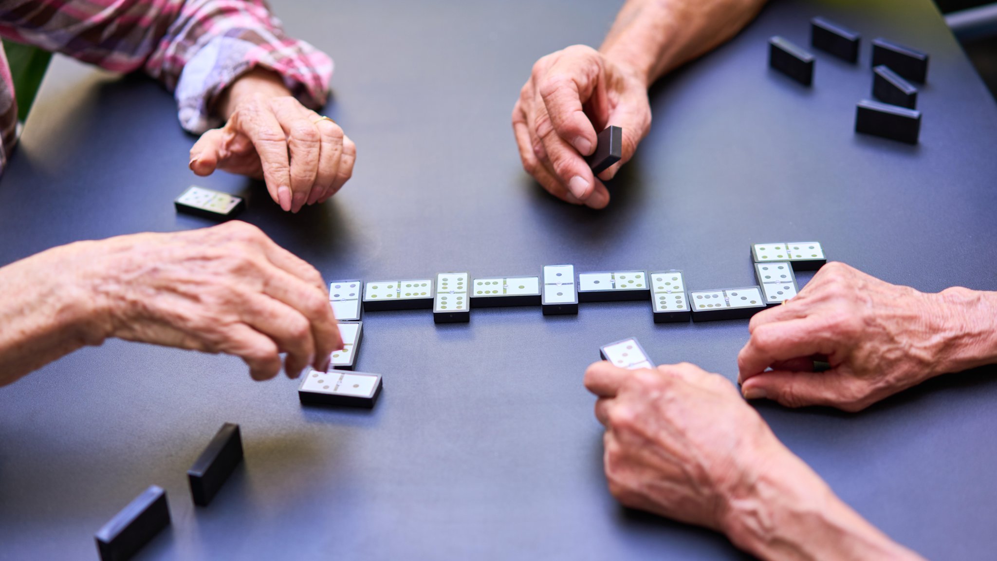 Im Bild: Ältere Menschen beim Domino-Spielen | Bild: picture alliance / Zoonar | Robert Kneschke Im Bild: Ältere Menschen beim Domino-Spielen