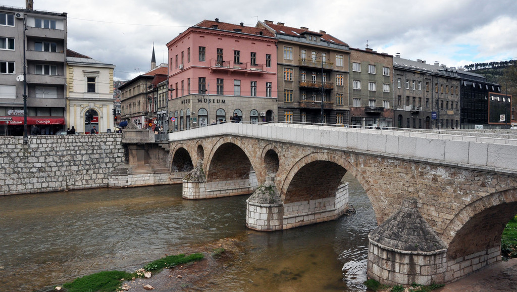 Bosnien und Herzegowina Hauptstadt: Sarajevo Einwohner: 3.791.622 (2013) Amtssprachen: Bosnisch, Serbisch, Kroatisch Währung: Marka (BAM)