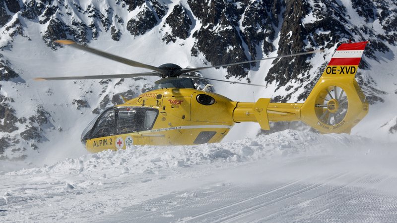 Symbolbild: Rettungshubschrauber auf Piste in Österreich | Bild: dpa/Jan Woitas Symbolbild: Rettungshubschrauber auf Piste in Österreich