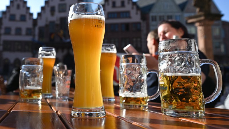 Auf dem Tisch im Außenbereich einer Gaststätte stehen Biergläser in der Sonne. | Bild: dpa-Bildfunk/Arne Dedert Auf dem Tisch im Außenbereich einer Gaststätte stehen Biergläser in der Sonne.