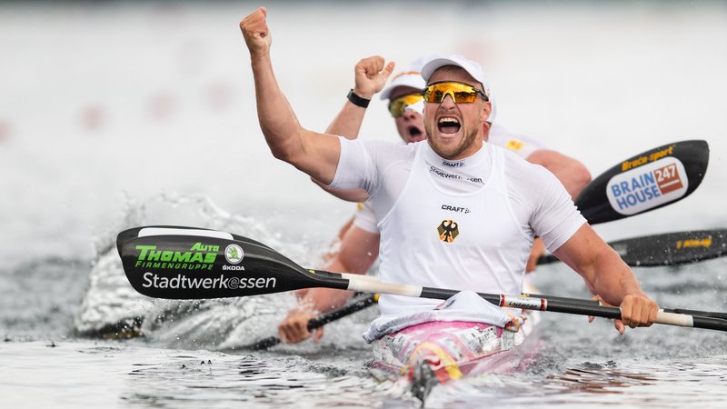 Kajak-Vierer jubelt über Gold | Bild: picture-alliance/dpa Kajak-Vierer jubelt über Gold