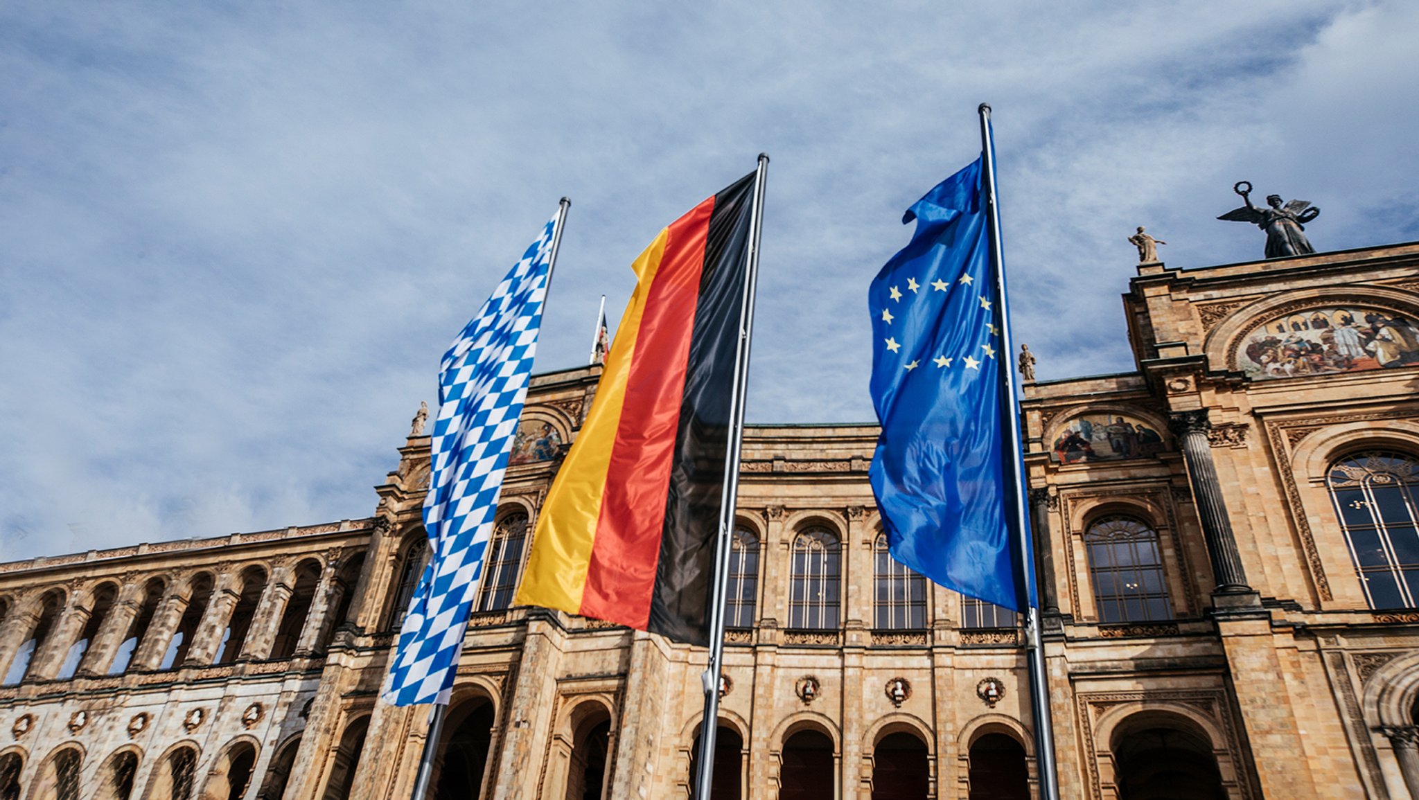 Bayerischer Landtag mit Fahnen