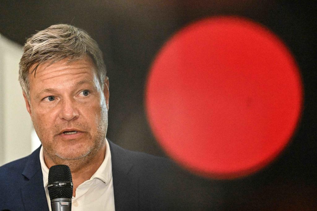 12.08.2024, Niedersachsen, Holzminden: Bundeswirtschaftsminister Robert Habeck (Grüne, r) besucht die Firma Stiebel Eltron im Solling und und gibt ein Pressestatement. Stiebel Eltron hat sich auf die Entwicklung und Produktion von Systemen zur Nutzung erneuerbarer Energien, Wärmepumpen, Warmwasserbereitern und Raumheizgeräten spezialisiert. Foto: Swen Pförtner/dpa +++ dpa-Bildfunk +++