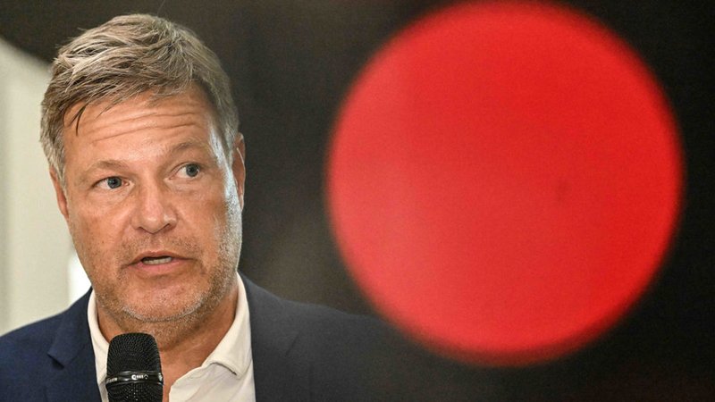 12.08.2024, Niedersachsen, Holzminden: Bundeswirtschaftsminister Robert Habeck (Grüne, r) besucht die Firma Stiebel Eltron im Solling und und gibt ein Pressestatement. Stiebel Eltron hat sich auf die Entwicklung und Produktion von Systemen zur Nutzung erneuerbarer Energien, Wärmepumpen, Warmwasserbereitern und Raumheizgeräten spezialisiert. Foto: Swen Pförtner/dpa +++ dpa-Bildfunk +++ | Bild: dpa-Bildfunk/Swen Pförtner 12.08.2024, Niedersachsen, Holzminden: Bundeswirtschaftsminister Robert Habeck (Grüne, r) besucht die Firma Stiebel Eltron im Solling und und gibt ein Pressestatement. Stiebel Eltron hat sich auf die Entwicklung und Produktion von Systemen zur Nutzung erneuerbarer Energien, Wärmepumpen, Warmwasserbereitern und Raumheizgeräten spezialisiert. Foto: Swen Pförtner/dpa +++ dpa-Bildfunk +++