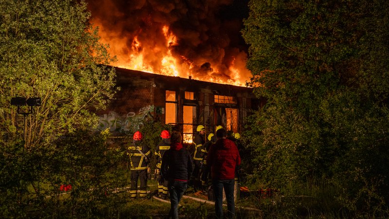 Erneut brennt es in einem Nebengebäude des alten Lokschuppens in Coburg. | Bild: NEWS5 / Ferdinand Merzbach Erneut brennt es in einem Nebengebäude des alten Lokschuppens in Coburg.