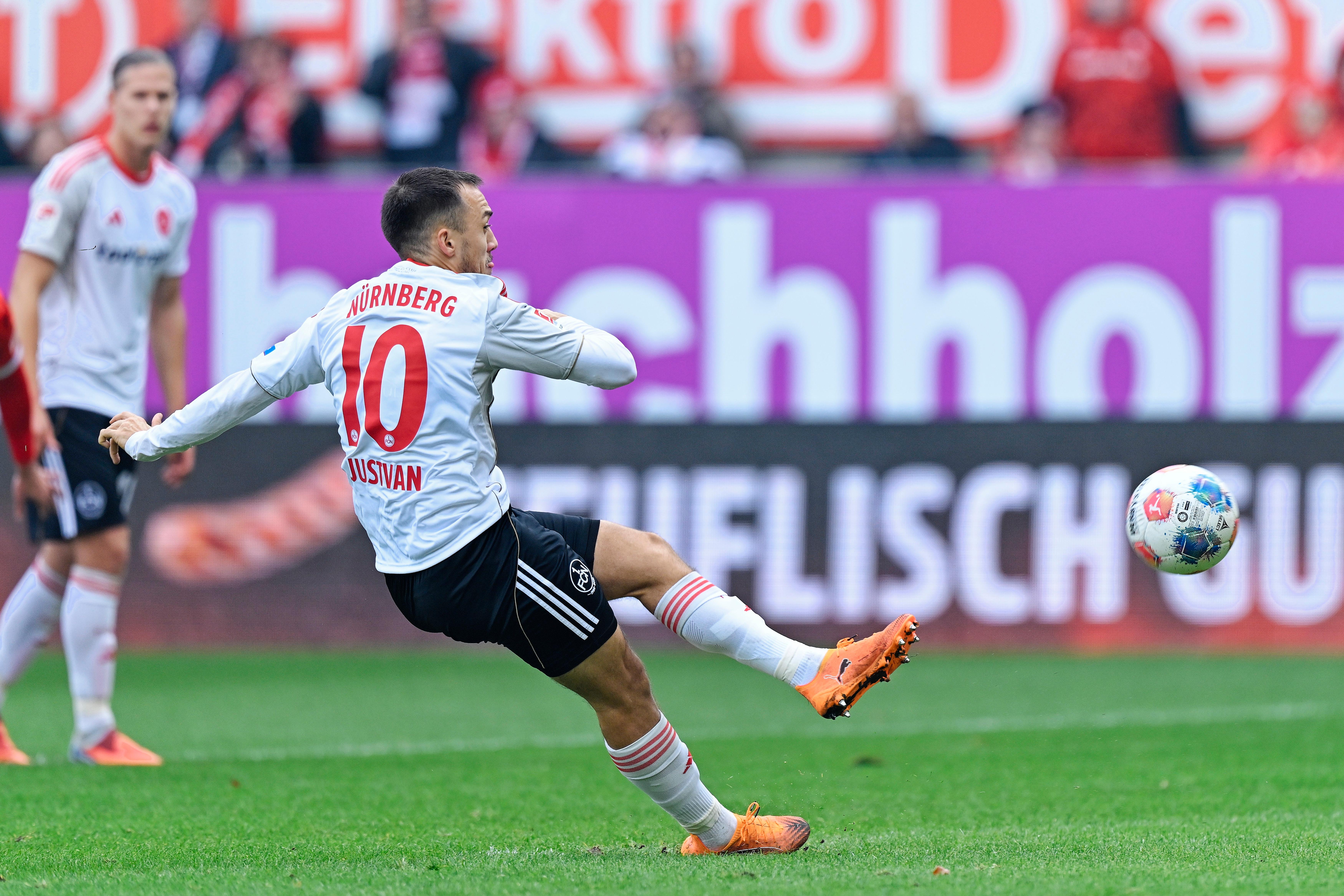 Nürnbergs Julian Justvan rutscht beim Elfmeter weg