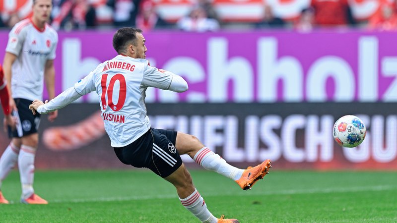 Nürnbergs Julian Justvan rutscht beim Elfmeter weg | Bild: picture-alliance/dpa Nürnbergs Julian Justvan rutscht beim Elfmeter weg