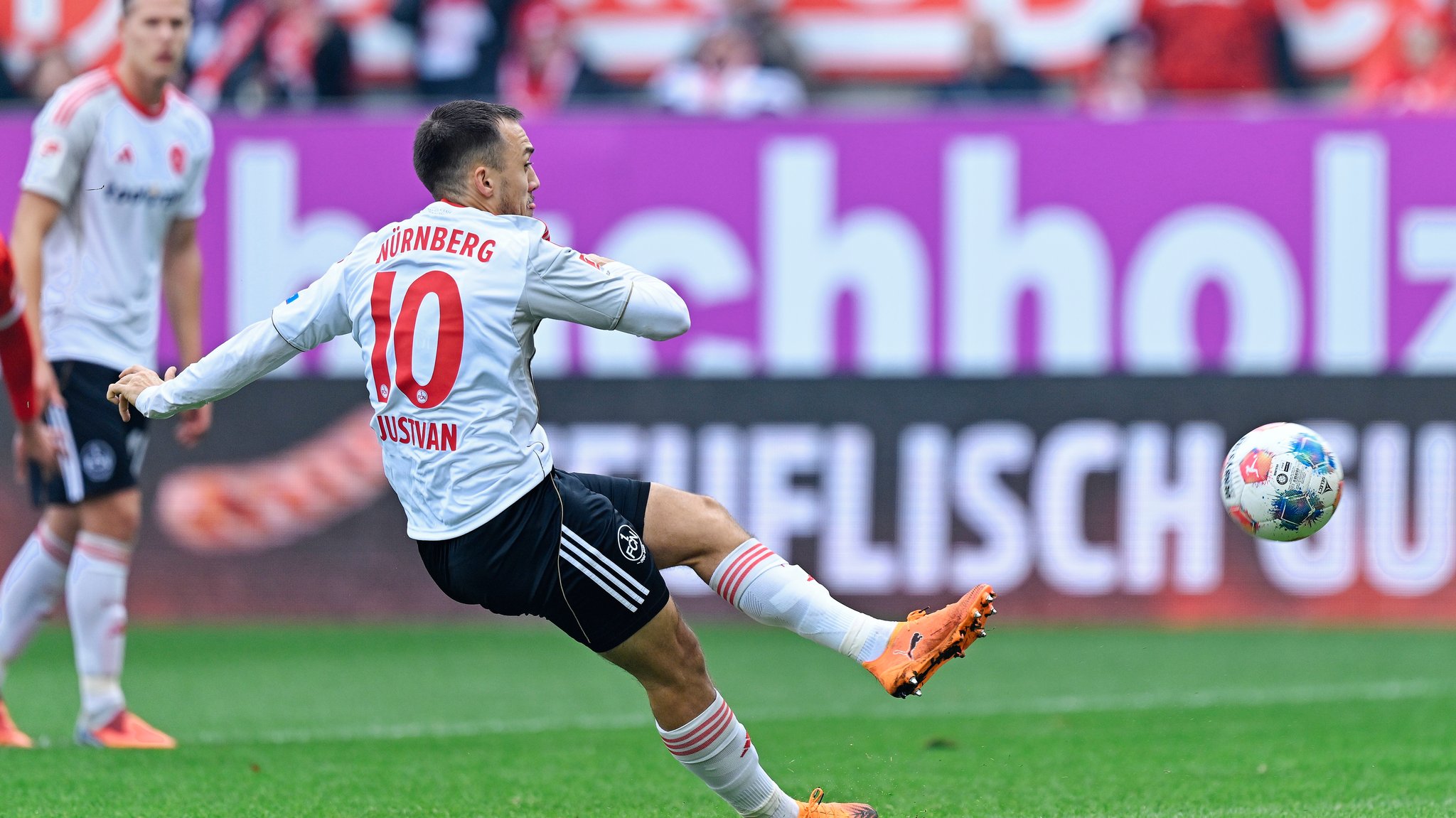 Nürnbergs Julian Justvan rutscht beim Elfmeter weg | Bild: picture-alliance/dpa Nürnbergs Julian Justvan rutscht beim Elfmeter weg