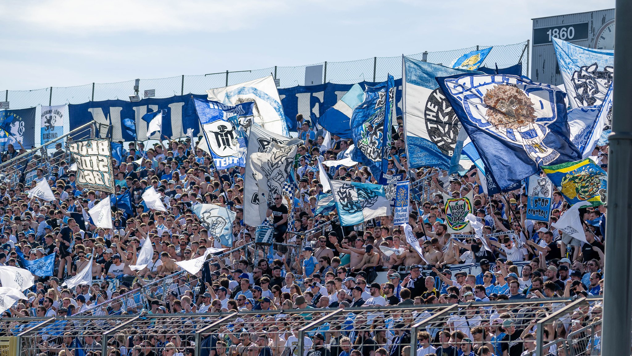 TSV 1860 München: Fans im Grünwalder Stadion