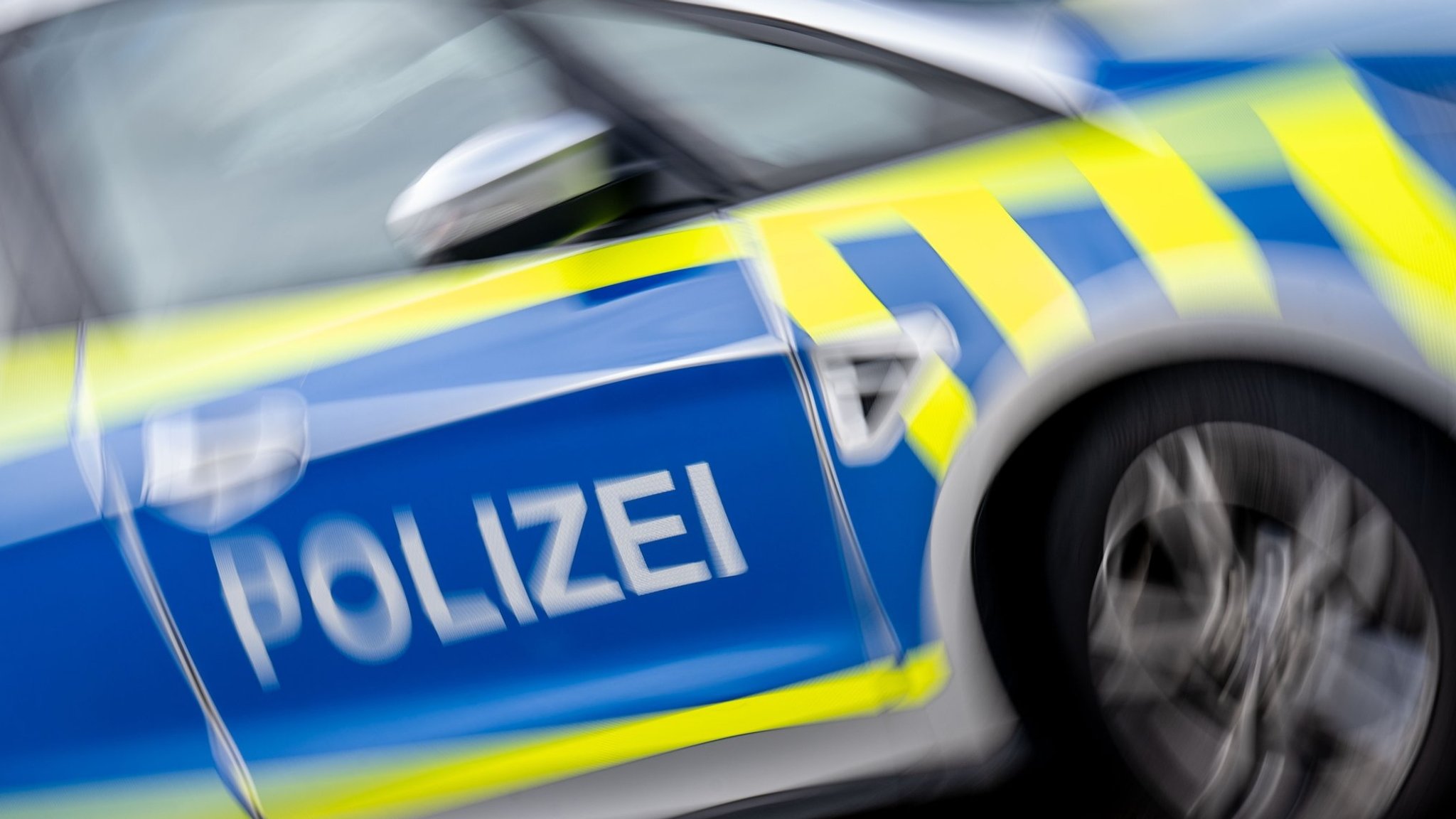 Frau stößt zwei Jungen von Brücke ins Wasser – beide verletzt